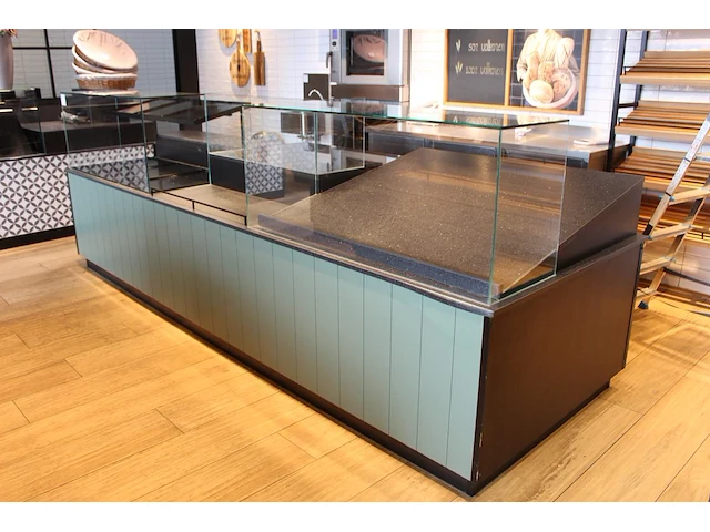 Verkoopbalie met twee vitrines, drie kasten en diverse schappen. afmeting 347 x 115 x 125 cm. - afbeelding 2 van  4