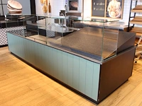 Verkoopbalie met twee vitrines, drie kasten en diverse schappen. afmeting 347 x 115 x 125 cm. - afbeelding 2 van  4