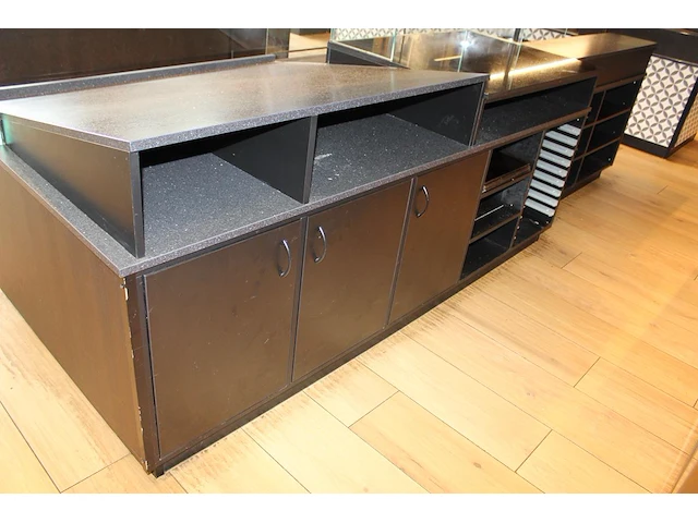 Verkoopbalie met twee vitrines, drie kasten en diverse schappen. afmeting 347 x 115 x 125 cm. - afbeelding 3 van  4