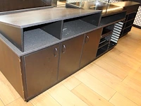 Verkoopbalie met twee vitrines, drie kasten en diverse schappen. afmeting 347 x 115 x 125 cm. - afbeelding 3 van  4