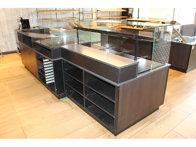 Verkoopbalie met twee vitrines, drie kasten en diverse schappen. afmeting 347 x 115 x 125 cm. - afbeelding 4 van  4