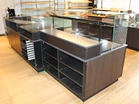 Verkoopbalie met twee vitrines, drie kasten en diverse schappen. afmeting 347 x 115 x 125 cm. - afbeelding 4 van  4