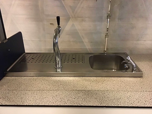 Verkoopkraam bar met waterkoeler en spoelbak - afbeelding 2 van  7