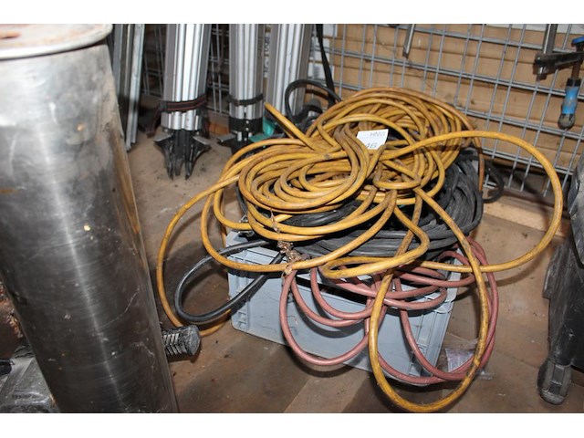 Verlengsnoeren in krat. - afbeelding 2 van  2