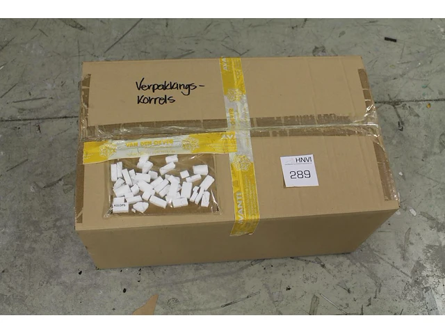 Verpakkingskorrels in doos. - afbeelding 1 van  1