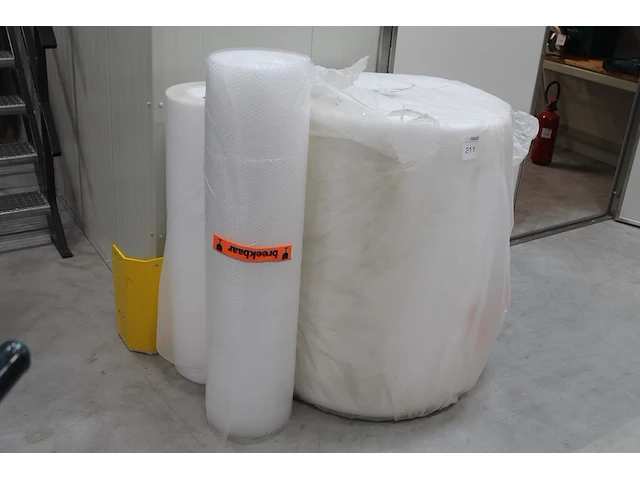Verpakkingsmateriaal w.o. foam- en bubble-folie. - afbeelding 1 van  2