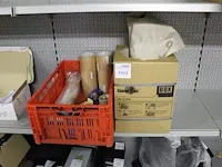Verpakkingsmaterialen w.o. tapedispenser met tape, folie en vulpapier - afbeelding 1 van  2