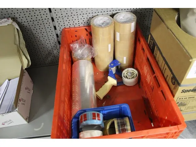 Verpakkingsmaterialen w.o. tapedispenser met tape, folie en vulpapier - afbeelding 2 van  2