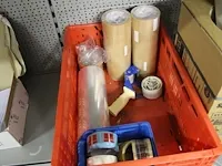 Verpakkingsmaterialen w.o. tapedispenser met tape, folie en vulpapier - afbeelding 2 van  2