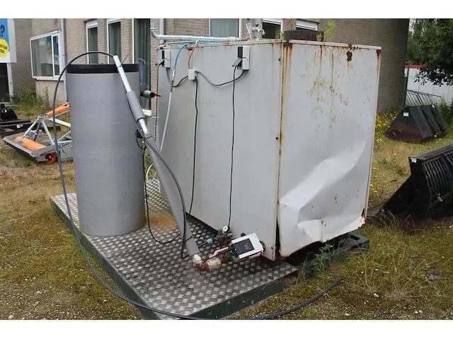 Verplaatsbare pelletkachel op vloerplaat met drukvat. werking onbekend - afbeelding 3 van  4