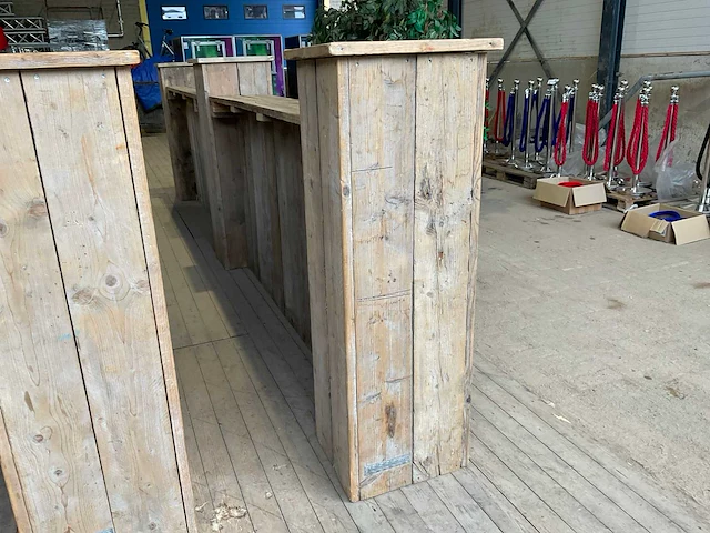 Verplaatsbare steigerhouten bar met achterkast - afbeelding 3 van  6