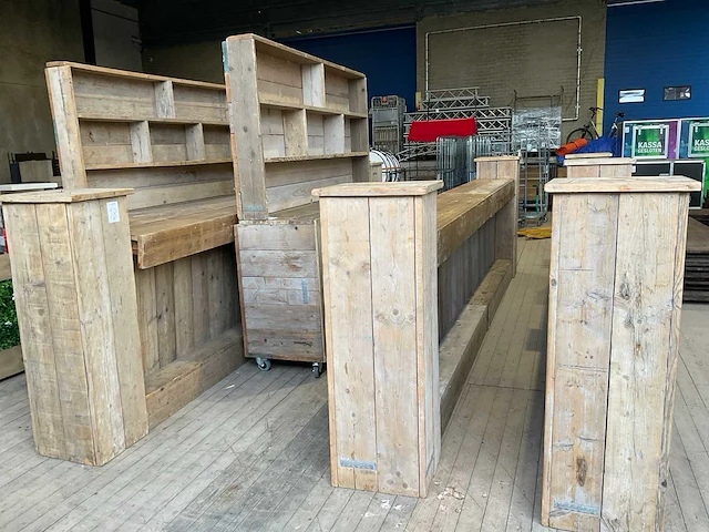 Verplaatsbare steigerhouten bar met achterkast - afbeelding 1 van  13