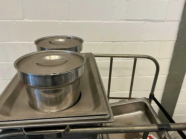 Verrijdbaar buffet, charing dishes, diverse borden - afbeelding 9 van  14