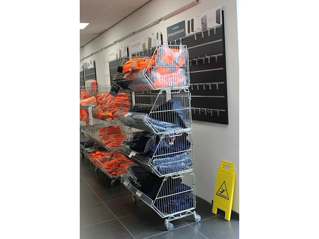 Verrijdbaar draadmandenrek met vier manden. afm. 98cm x 52cm x 188cm - afbeelding 2 van  2