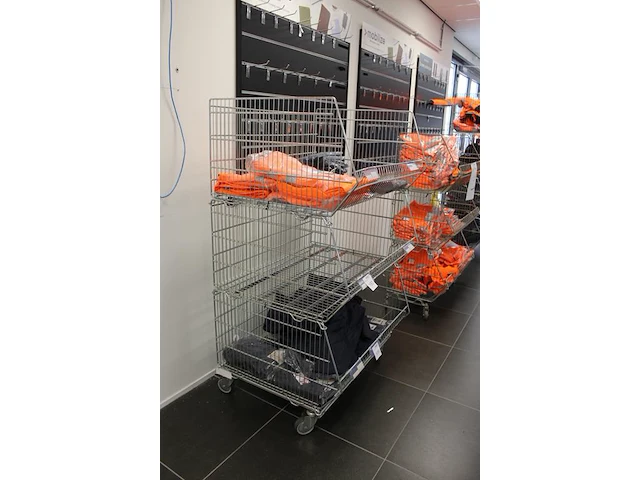 Verrijdbaar draadmandenrek met vier manden. afmeting 96 x 75 x 157cm - afbeelding 2 van  2