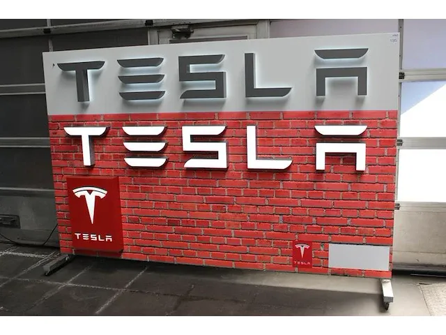 Verrijdbaar en verlicht reclamebord tesla 270 x 180 cm. - afbeelding 1 van  2