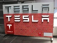 Verrijdbaar en verlicht reclamebord tesla 270 x 180 cm. - afbeelding 1 van  2