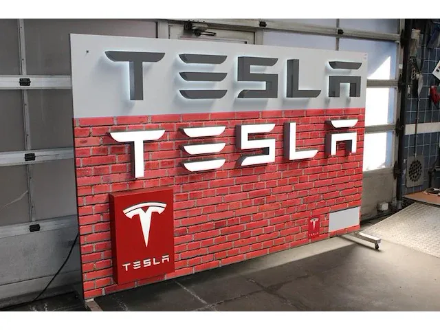 Verrijdbaar en verlicht reclamebord tesla 270 x 180 cm. - afbeelding 2 van  2
