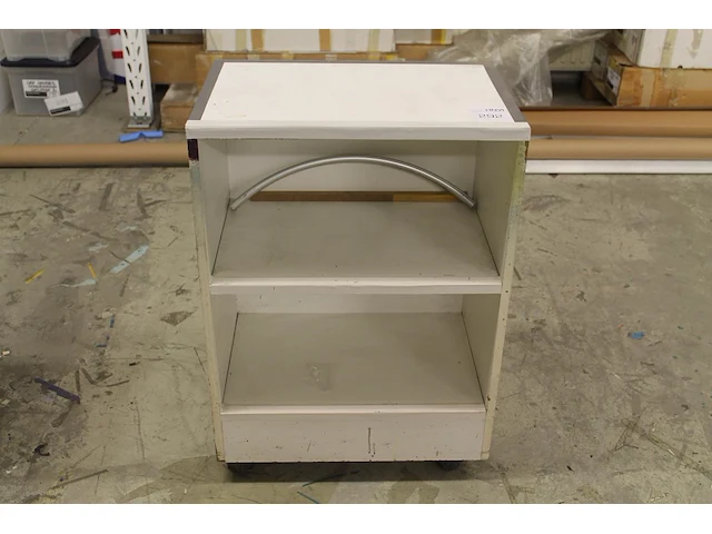 Verrijdbaar kastje met twee schappen. afmeting 60 x 40 x 85 cm - afbeelding 1 van  2
