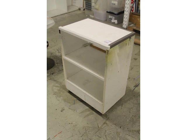 Verrijdbaar kastje met twee schappen. afmeting 60 x 40 x 85 cm - afbeelding 2 van  2