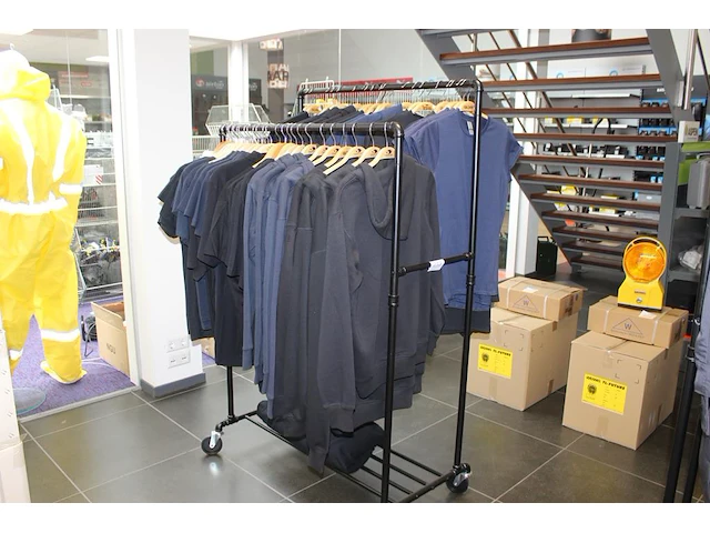Verrijdbaar kledingrek incl. polo's , t-shirts en hoodies ruim 45 stuks, diverse maten en uitvoeringen - afbeelding 1 van  5