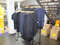 Verrijdbaar kledingrek incl. polo's , t-shirts en hoodies ruim 45 stuks, diverse maten en uitvoeringen - afbeelding 1 van  5