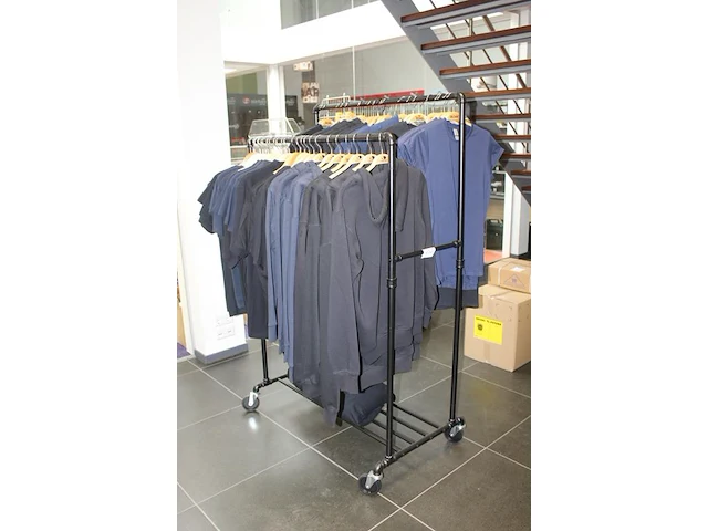 Verrijdbaar kledingrek incl. polo's , t-shirts en hoodies ruim 45 stuks, diverse maten en uitvoeringen - afbeelding 2 van  5