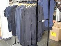 Verrijdbaar kledingrek incl. polo's , t-shirts en hoodies ruim 45 stuks, diverse maten en uitvoeringen - afbeelding 2 van  5