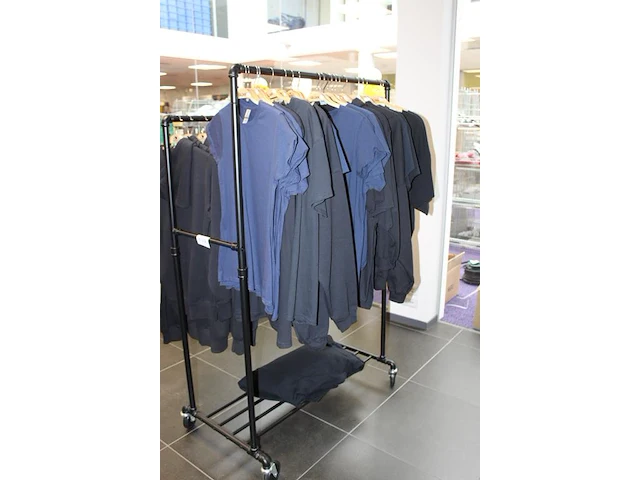 Verrijdbaar kledingrek incl. polo's , t-shirts en hoodies ruim 45 stuks, diverse maten en uitvoeringen - afbeelding 3 van  5
