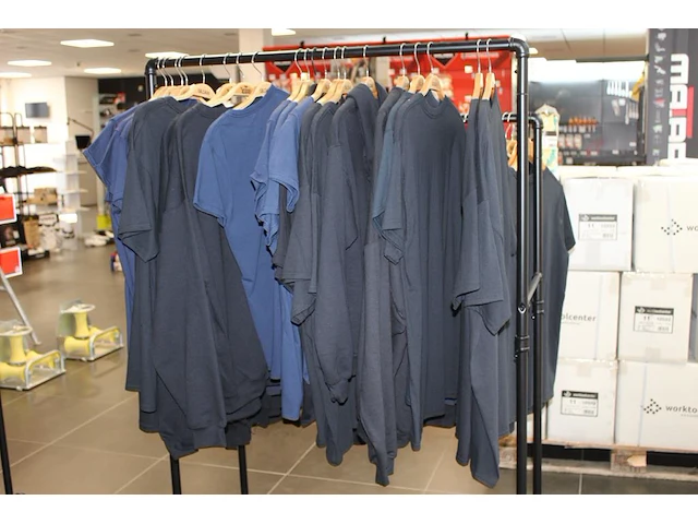 Verrijdbaar kledingrek incl. polo's , t-shirts en hoodies ruim 45 stuks, diverse maten en uitvoeringen - afbeelding 4 van  5