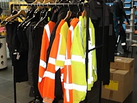 Verrijdbaar kledingrek inclusief werkbroeken, vesten en jassen. ruim 25 stuks in diverse maten en uitvoeringen - afbeelding 2 van  4