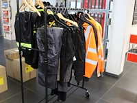 Verrijdbaar kledingrek inclusief werkbroeken, vesten en jassen. ruim 25 stuks in diverse maten en uitvoeringen - afbeelding 4 van  4