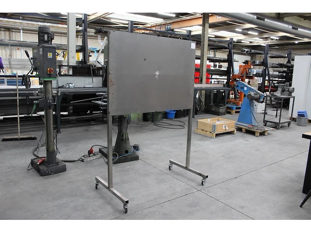 Verrijdbaar metalen planbord met bordafmeting 125 x 89 cm. - afbeelding 1 van  2