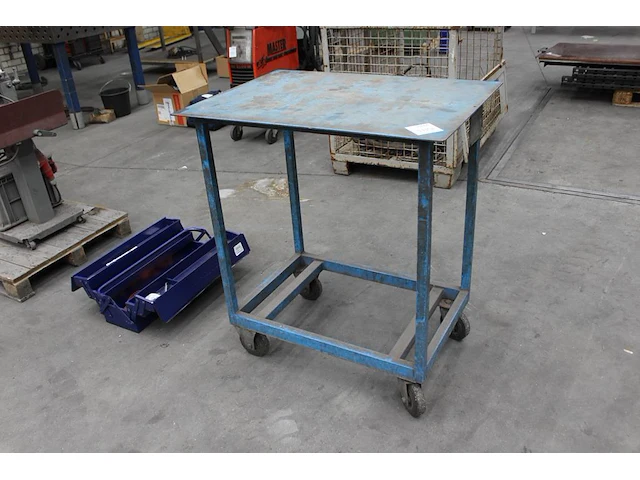 Verrijdbaar metalen werktafel met afmeting 85 x 60 x 95 cm. - afbeelding 1 van  2