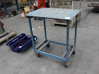 Verrijdbaar metalen werktafel met afmeting 85 x 60 x 95 cm. - afbeelding 1 van  2
