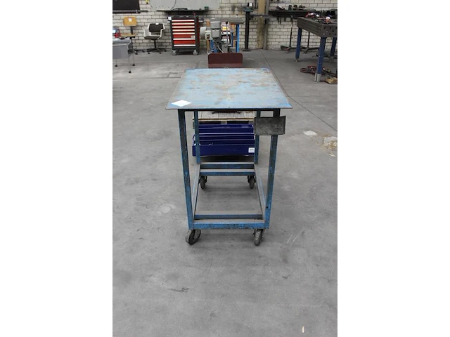 Verrijdbaar metalen werktafel met afmeting 85 x 60 x 95 cm. - afbeelding 2 van  2