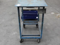 Verrijdbaar metalen werktafel met afmeting 85 x 60 x 95 cm. - afbeelding 2 van  2