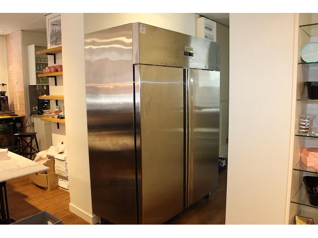 Verrijdbare 2-deurs vrieskast ggm gastro ts1200n. afmeting 148 x 73 x 200 cm. - afbeelding 1 van  4