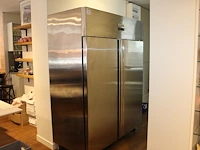 Verrijdbare 2-deurs vrieskast ggm gastro ts1200n. afmeting 148 x 73 x 200 cm.