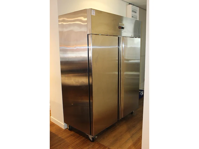 Verrijdbare 2-deurs vrieskast ggm gastro ts1200n. afmeting 148 x 73 x 200 cm. - afbeelding 2 van  4