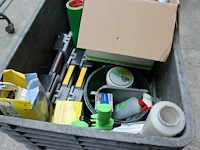 Verrijdbare accubak gevuld met diverse gereedschappen en reinigingsmiddelen. - afbeelding 1 van  3