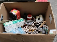 Verrijdbare accubak gevuld met diverse gereedschappen en reinigingsmiddelen. - afbeelding 2 van  3