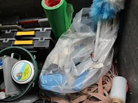 Verrijdbare accubak gevuld met diverse gereedschappen en reinigingsmiddelen. - afbeelding 3 van  3