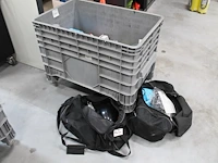 Verrijdbare accubak gevuld met persoonlijke beschermingsmiddelen. - afbeelding 1 van  3