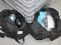 Verrijdbare accubak gevuld met persoonlijke beschermingsmiddelen. - afbeelding 2 van  3