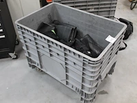 Verrijdbare accubak gevuld met werkkleding. - afbeelding 1 van  3