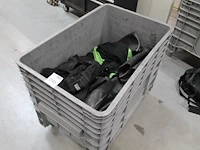 Verrijdbare accubak gevuld met werkkleding. - afbeelding 2 van  3