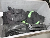 Verrijdbare accubak gevuld met werkkleding. - afbeelding 3 van  3