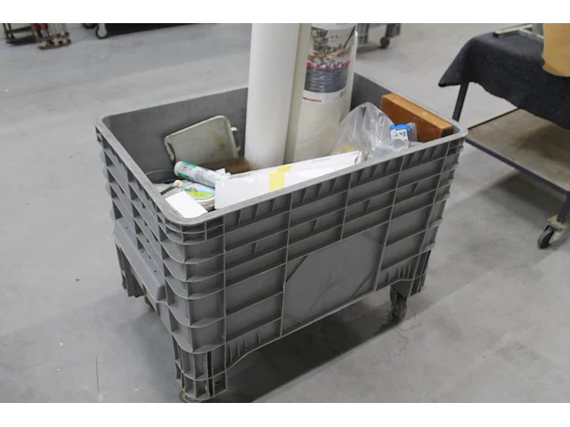 Verrijdbare accubak met diverse salvage gerelateerde produkten w.o. stucloper, kwasten, rollers, reinigings... - afbeelding 1 van  4