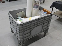 Verrijdbare accubak met diverse salvage gerelateerde produkten w.o. stucloper, kwasten, rollers, reinigings... - afbeelding 1 van  4